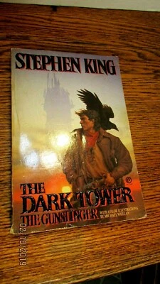 STEPHEN KING THE DARK TOWER I THE GUNSLINGER ILLUS MICHAEL WHELAN PB PLUME - Image 1 of 4