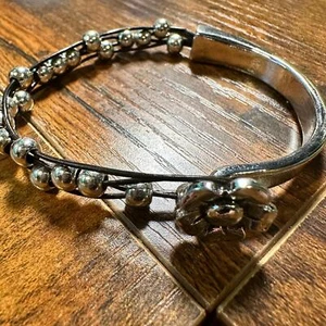 Handgefertigtes Boho schwarz Vintage Blume schwarz Schnur Perlenarmband, Geschenkbox - Bild 1 von 5