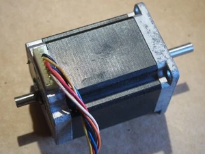 B) Moteur SANYO DENKI 103H7126 0415 - Picture 1 of 3