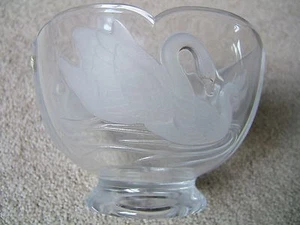 EXQUISITE VINTAGE LEAD CRYSTAL GLASS BOWL - FROM FRANCE - SWANS DESIGN - NICE!!! - Picture 1 of 5