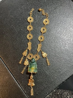 Collar Vintage TRIFARI BUDHA Resina Colgante Monedas Asiáticas Imitación Años 60 Foto 1 de 2