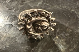 Anello viso taglia 6,5 VINTAGE celeste Sunburst tono argento sole e luna anni 70 moda - Foto 1 di 7