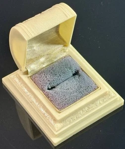 Antike weiße Zelluloid Ringdose mit Rankenmotiv - Bild 1 von 14