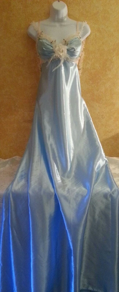 Vestido de novia babydoll de satén cintura imperio estilo vintage azul polvo Foto 1 de 4