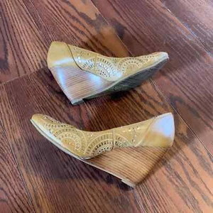 KENNETH COLE REACTION Tan Aztec Wedges 7.5 - Picture 1 of 7