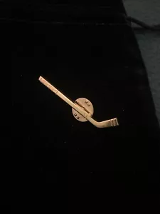 Vtg Gold Tone Hockey Stick Lapel Pin - Picture 1 of 10