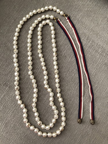collana lunga gucci finta perle con nastro e estremità testa di leone tigre