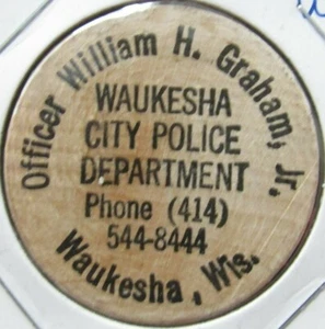 Vintage Waukesha Dipartimento di Polizia Waukesha, WI Legno Nichel - Gettone Wisconsin - Foto 1 di 2