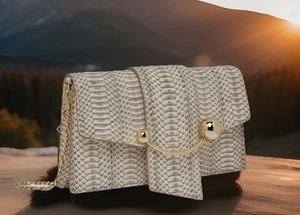 AUTÉNTICA NUEVA CON ETIQUETAS Cartera de Cuero Strathberry Media Luna Piel de Serpiente Repujado en un Bolso de Cadena - Imagen 1 de 19