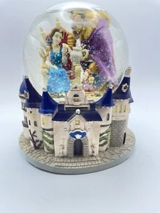 Globo de nieve musical de La Bella y la Bestia "Cuento tan antiguo como el tiempo" de colección Disney - Imagen 1 de 5