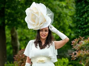 GIANT 50CM IVORY ROSE FASCINATOR IDEAL PARA ASCOT BY HATS2GO HECHO A PEDIDO - Imagen 1 de 4