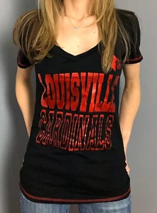 Camiseta para mujer Louisville Cardinals negra y roja metálica con cuello en V - Imagen 1 de 4