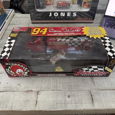 Coche de coleccionista Mcdonald’s Racing Team, Transporter y cromo dorado Foto 1 de 3