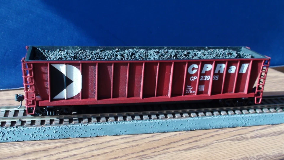 2 Canadian Pacific CP Rail HO 50' Bath Tub Gondola's w/coal loads & Kadee's RTR - Image 1 of 4