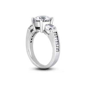 Anillo clásico de tres piedras de platino con diamantes naturales certificados redondos G/SI1 de 2,32 quilates - Imagen 1 de 4