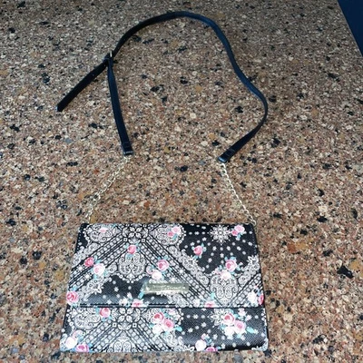 Bolso Bandolera Betsey Johnson Negro Blanco Floral Solapa Cadena Foto 1 de 4