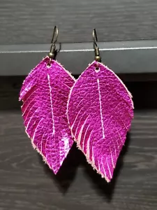 Orecchini fatti a mano in vera pelle con piume rosa caldo metallizzato 2" - Foto 1 di 1