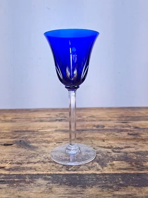 Copo de vinho cristal Saint Louis França padrão cerdagne azul cobalto 7 3/4” - Imagem 1 de 4