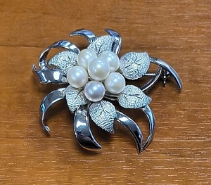 Spilla/spilla vintage in argento sterling e perle Akoya con fiori a grappolo - Foto 1 di 10