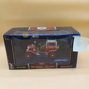 Road Signature 1/18 Diecast Red 1914 Model T Fire Engine w/ 24k Gold Plated Coin - Picture 1 of 10