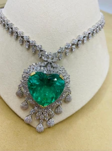 Collana 79Ct Cuore Simulato Smeraldo CUORE DI NATURA VERDE Placcato Oro Bianco 14k - Foto 1 di 12