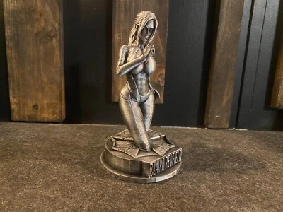 Estatua Resident Evil Claire Redfield en plata vintage 6 pulgadas de alto Foto 1 de 4