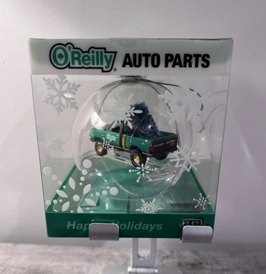 Dodge Power Wagon 1979 ornamento exclusivo de Navidad 2024 máquinas M2 O'Reilly Foto 1 de 2