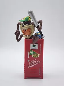 Warner Bros Looney Tune TAZ On Locker Sports 1996 Ornamento vintage - Foto 1 di 6