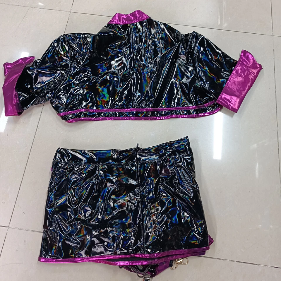 Top y falda negra morada con guantes y medias verdes Foto 1 de 1