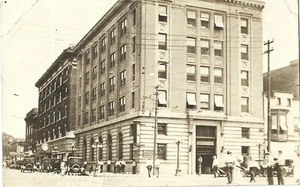 Moline IL - Antiguo edificio de oficinas, automóviles, tiendas, Quinta Avenida; bonito 1920 RPPC - Imagen 1 de 1