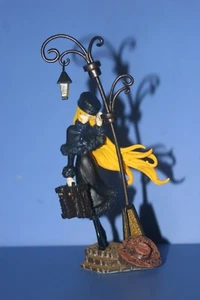 Maetel standing by a streetlight Kaiyodo Japan - Picture 1 of 5