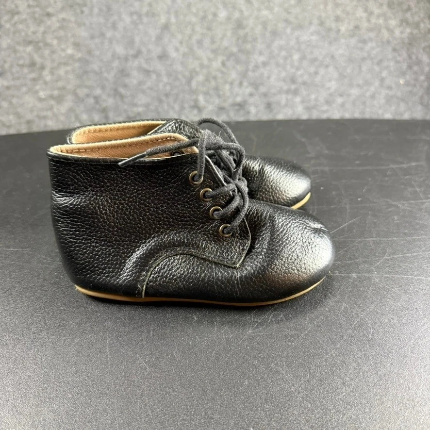 Botas al tobillo de cuero para bebé Teg + Lai con cordones zapatos para niños pequeños negros talla 8 Foto 1 de 4