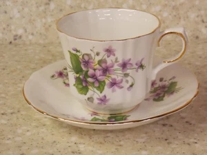 "ROYAL WINDSOR" FINE BONE CHINA! PURPLE FLOWERS TEA CUP & SAUCER! GREAT SHAPE! - Picture 1 of 6