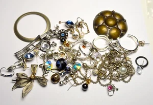 VINTAGE JEWLERY PARTS SCRAP LOT BUNDLE EARRINGS ORNAMENTS (COMBINED SHIPPING) - Picture 1 of 9