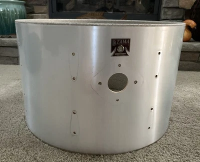 ВИНТАЖНЫЙ ЗНАЧОК TAMA SWINGSTAR 14x22 дюйма КОРПУС БАСОВОГО БАРАБАНА МЕТАЛЛИЧЕСКИЙ БЕЛЫЙ БОРДОВЫЙ «T» - Изображение 1 из 4