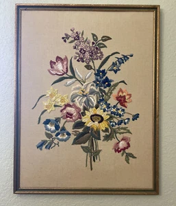 Vintage 70er Jahre große Crewel Stickerei Kunst Blumen gerahmt Blumenstrauß ~ 34 "x 26" - Bild 1 von 20