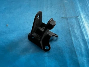 Rover 75 & MG ZT 1.8 Engine Lower Tie Rod Mount (KKU106023) 1999-2007 - Picture 1 of 2