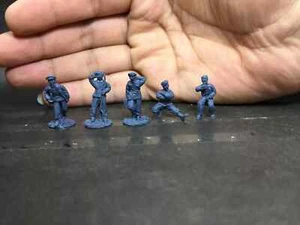 1/72 Scale Eastern European Civilians Soldiers 5pcs Resin Military Model - Picture 1 of 1