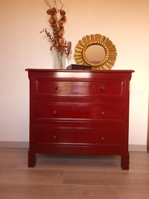 Commode en bois exotique rouge profond – meuble ancien patiné - Photo 1/4