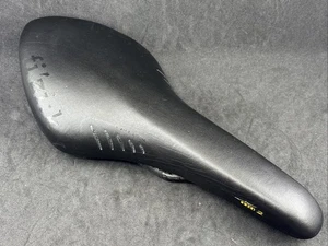 Sillín fi:zi'k ARIONE Tri 2 Carbono Trenzado Riel NEGRO MUY BUEN USADO - Imagen 1 de 16