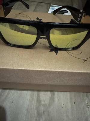 Очки солнцезащитные True Religion, черная оправа и большой золотой логотип, 100% защита от ультрафиолета, новые с ценниками - Изображение 1 из 4