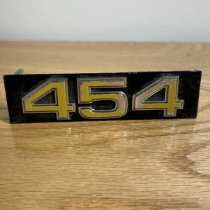 Original OEM Vintage 1975-1979 Chevy Truck 454 Parrilla Emblema 343992 Carrocería Cuadrada - Imagen 1 de 16