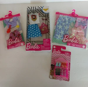 3 SET BARBIE NUOVI ABITI e 4 scarpe pr con scarpiera - Foto 1 di 9