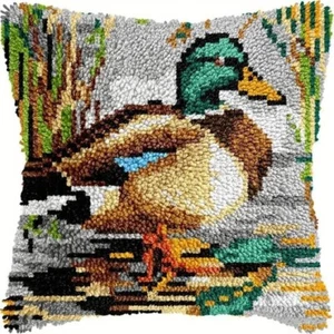 Latch Hook Duck Cushion with Canvas Hook and Threads Kit - Afbeelding 1 van 3