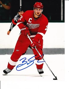 DETROIT RED WINGS BRENDAN SMITH SIGNED BRINING IT UP 8X10 - Picture 1 of 1