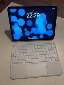Ipad 10th Generation Blauw Zo goed als nieuw met toetsenbord en apple pen - Afbeelding 1 van 11