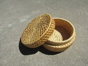 Woven Round Straw Basket  With Lis 5" Diameter 2.5" Tall Jewelry Box Coins