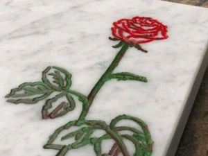 Urnengrabstein Kissenstein 40x40x6cm Grabstein Marmor weiss matt + Ornament Rose - Bild 1 von 12