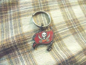 Tampa Bay Buccaneers BUCS Football ENAMEL KEYCHAIN Collector VG ! - Picture 1 of 3