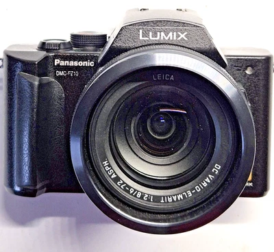 Panasonic Lumix DMC-FZ10 4MP Bridge Camera - Image 1 of 4
